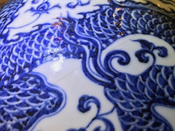 A Chinese blue and white bottle vase with dragons, 19/20th C.