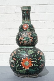 Un vase de forme double gourde en porcelaine de Chine famille verte sur fond noir, 19&egrave;me