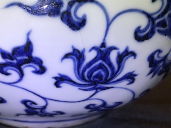 Un vase de forme bouteille en porcelaine de Chine bleu et blanc aux dragons, 19/20&egrave;me