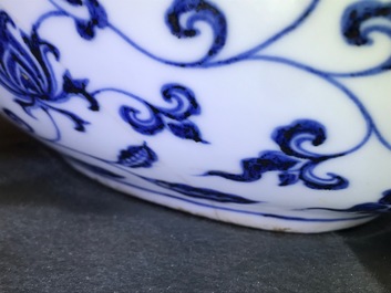 Un vase de forme bouteille en porcelaine de Chine bleu et blanc aux dragons, 19/20&egrave;me