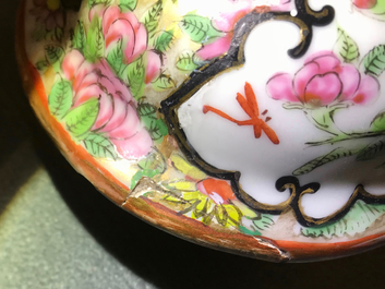 Un grand vase couvert en forme de lune en porcelaine de Chine famille rose de Canton, 19&egrave;me