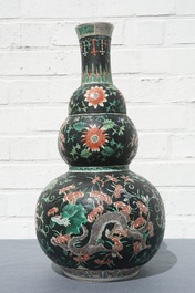 Un vase de forme double gourde en porcelaine de Chine famille verte sur fond noir, 19&egrave;me