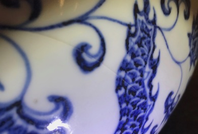 Een Chinese blauwwitte flesvormige vaas met draken en florale slingers, 19/20e eeuw