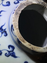 Un vase de forme bouteille en porcelaine de Chine bleu et blanc aux dragons, 19/20&egrave;me