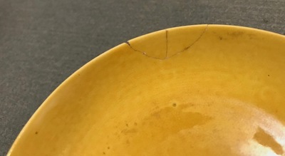 Une coupe en porcelaine de Chine jaune monochrome, marque et &eacute;poque de Tongzhi, et une assiette aux papillons, 19&egrave;me