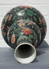 Un vase de forme double gourde en porcelaine de Chine famille verte sur fond noir, 19&egrave;me