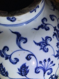 Un vase de forme bouteille en porcelaine de Chine bleu et blanc aux dragons, 19/20&egrave;me