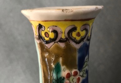 Une tulipi&egrave;re en porcelaine de Chine pour le march&eacute; Peranakan et une th&eacute;i&egrave;re couverte en Canton, 19&egrave;me