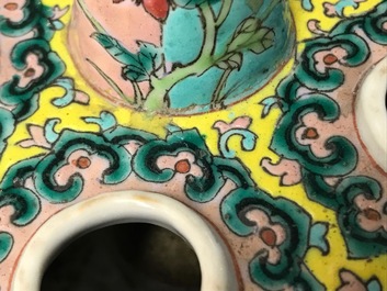 Une tulipi&egrave;re en porcelaine de Chine pour le march&eacute; Peranakan et une th&eacute;i&egrave;re couverte en Canton, 19&egrave;me