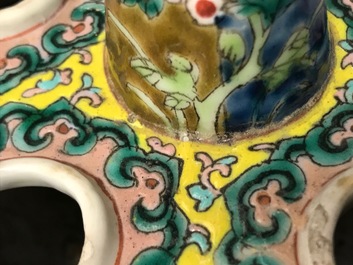 Une tulipi&egrave;re en porcelaine de Chine pour le march&eacute; Peranakan et une th&eacute;i&egrave;re couverte en Canton, 19&egrave;me