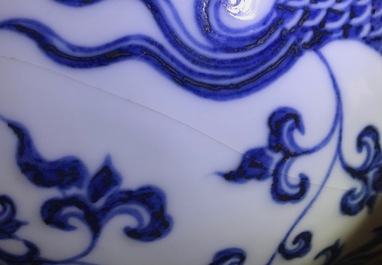 A Chinese blue and white bottle vase with dragons, 19/20th C.