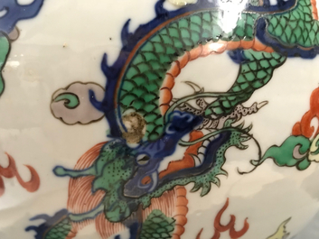 Een paar Chinese wucai vazen met draken, Wanli merk, 19e eeuw