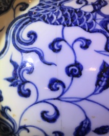 Un vase de forme bouteille en porcelaine de Chine bleu et blanc aux dragons, 19/20&egrave;me