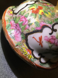 Un grand vase couvert en forme de lune en porcelaine de Chine famille rose de Canton, 19&egrave;me