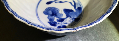 Een paar Chinese blauwwitte gelobde kommen met feniksen, Kangxi