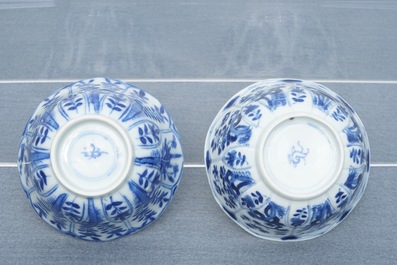Twaalf Chinese blauwwitte koppen en schotels met floraal decor, Kangxi