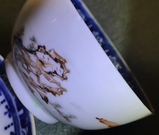 Une th&eacute;i&egrave;re avec une tasse et soucoupe en porcelaine de Chine famille rose &agrave; d&eacute;cor mandarin, Qianlong