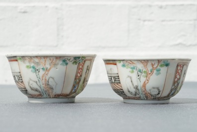 Une paire de tasses et soucoupes en porcelaine de Chine famille rose, Yongzheng/Qianlong