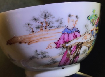 Une th&eacute;i&egrave;re avec une tasse et soucoupe en porcelaine de Chine famille rose &agrave; d&eacute;cor mandarin, Qianlong