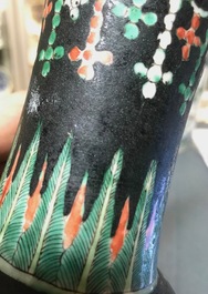 Un vase de forme double gourde en porcelaine de Chine famille verte sur fond noir, 19&egrave;me