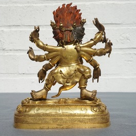 Een Sino-Tibetaanse of Nepalese verguld bronzen figuur van Yamantaka, 19/20e eeuw