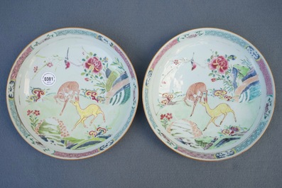 Une paire d'assiettes en porcelaine de Chine famille rose &agrave; d&eacute;cor de cerfs, Yongzheng/Qianlong