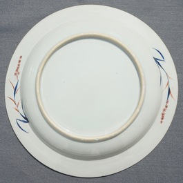 Un plat armori&eacute; en porcelaine de Chine de style Imari, Kangxi