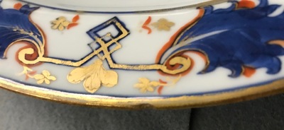 Un plat armori&eacute; en porcelaine de Chine de style Imari, Kangxi