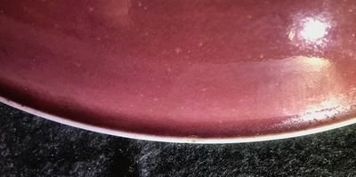Een Chinees koperrood monochroom bord, Qianlong merk en periode