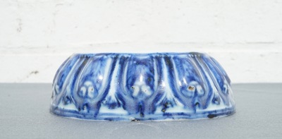 Un socle en forme de tr&ocirc;ne de lotus en porcelaine de Chine bleu et blanc, marque de Xuande, 19/20&egrave;me