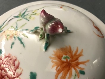 Un bol couvert en porcelaine de Chine famille rose et un vase &agrave; d&eacute;cor de lions bouddhistes, 19/20&egrave;me