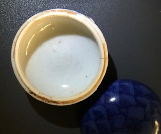 Huit bo&icirc;tes couvertes et quatre tasses &agrave; vin du Hatcher cargo en porcelaine de Chine bleu et blanc, &eacute;poque Transition