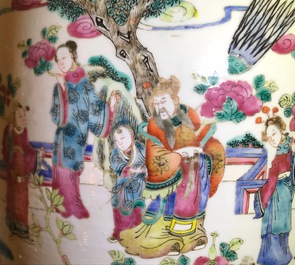 Deux grands vases en porcelaine de Chine famille rose, 19&egrave;me