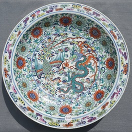 Un grand plat en porcelaine de Chine doucai &agrave; d&eacute;cor 'Dragon et ph&eacute;nix', marque de Yongzheng, R&eacute;publique, 20&egrave;me