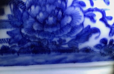 Een Chinese blauwwitte gedekselde terrine met onderschotel, Qianlong