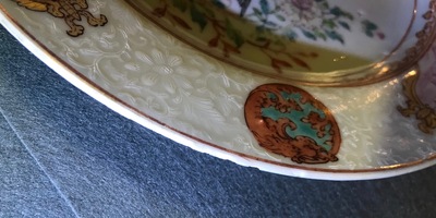 Une paire d'assiettes en porcelaine de Chine famille rose et bianco sopra bianco, Yongzheng/Qianlong
