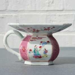 Un crachoir en porcelaine de Chine famille rose, Yongzheng/Qianlong