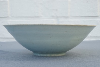 Un bol en porcelaine de Chine qingbai &agrave; d&eacute;cor floral sous gla&ccedil;ure, Song ou Ming