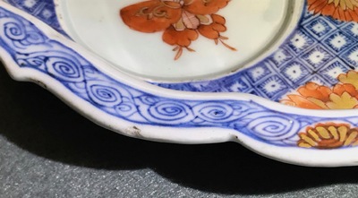 Een zeldzame Chinese Imari-stijl specerijenschotel met vlinders, Qianlong