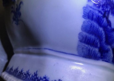 Een Chinese blauwwitte gedekselde terrine met onderschotel, Qianlong
