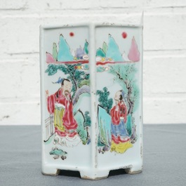 Un pot &agrave; pinceaux en porcelaine de Chine famille rose, Yongzheng
