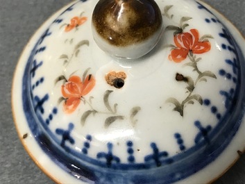 Une th&eacute;i&egrave;re avec une tasse et soucoupe en porcelaine de Chine famille rose &agrave; d&eacute;cor mandarin, Qianlong