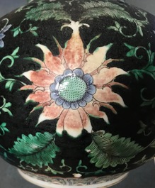 Un vase de forme double gourde en porcelaine de Chine famille verte sur fond noir, 19&egrave;me