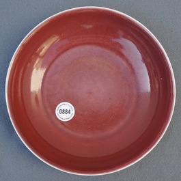 Une assiette en porcelaine de Chine rouge monochrome, marque et &eacute;poque de Qianlong