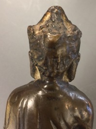 Une figure de Bouddha et une d'un musicien en bronze, Chine et Sino-Tibet, 17/18&egrave;me