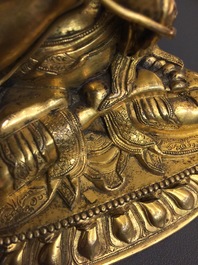 Een Sino-Tibetaanse verguld bronzen bronzen figuur van Tsongkhapa, 17/18e eeuw