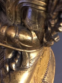 Een Sino-Tibetaanse verguld bronzen bronzen figuur van Tsongkhapa, 17/18e eeuw