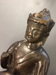 Twee Chinese en Sino-Tibetaanse bronzen figuren van Boeddha en van een muzikant, 17/18e eeuw