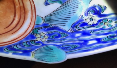 Une paire de coupes en forme de carpes en porcelaine Hizen de style Kakiemon, Japon, Edo, 17&egrave;me