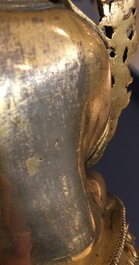 Een Sino-Tibetaanse verguld bronzen bronzen figuur van Tsongkhapa, 17/18e eeuw